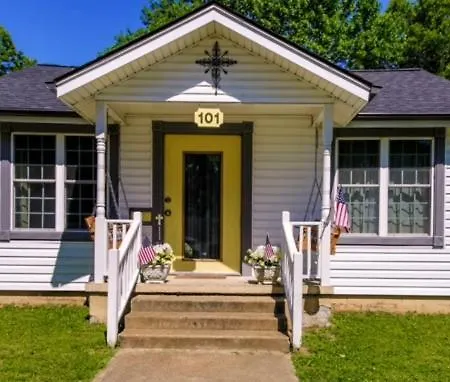 Historic Town Square Bungalow In Heart Of Brighton